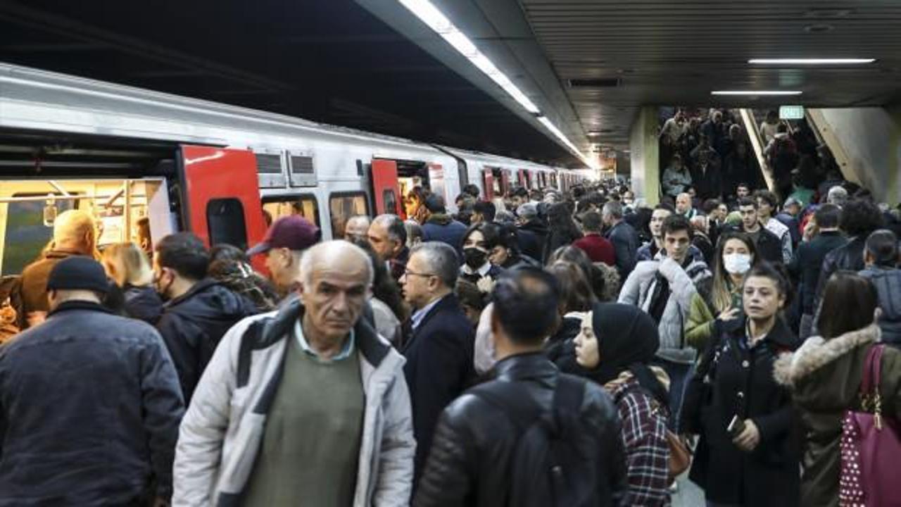 Ankara'da yine ulaşım kaosu: Metroda arıza, otob&uuml;ste izdiham