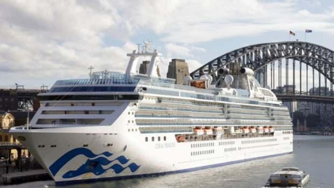 "Koranavirüs gemisi" karaya demirledi... 800 yolcunun testi pozitif çıktı