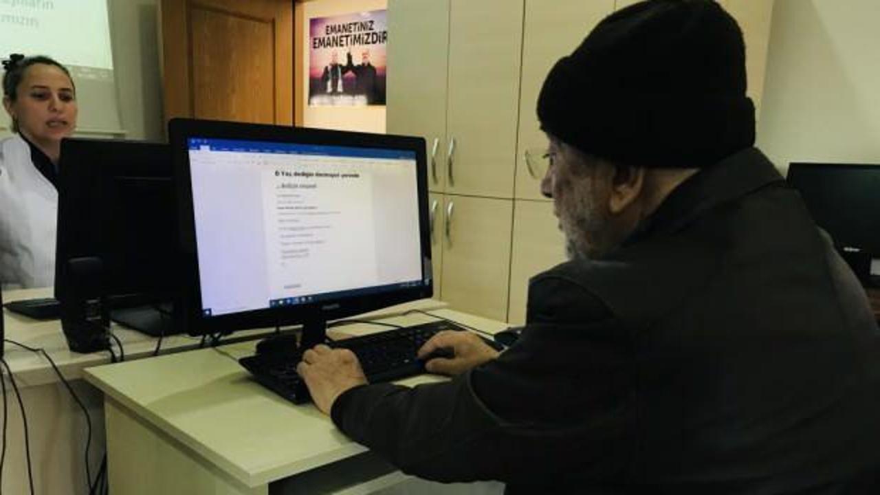 70 yaşındaki İhsan Amca, torunlarıyla oynamak için bilgisayar kursuna yazıldı