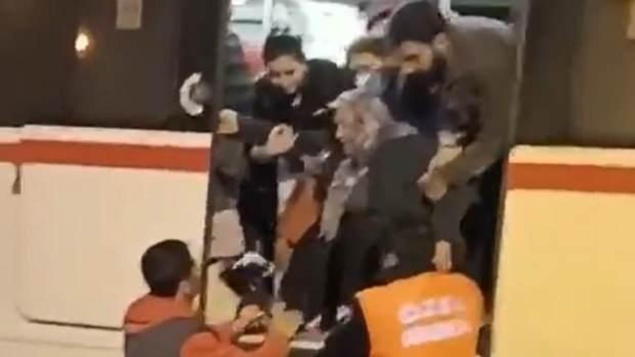 İş &ccedil;ıkışı saatinde İZBAN arızalandı! İzmirliler raylar &uuml;zerinde y&uuml;r&uuml;d&uuml;