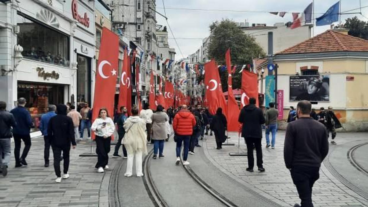 İstiklal Caddesi T&uuml;rk bayraklarıyla donatıldı
