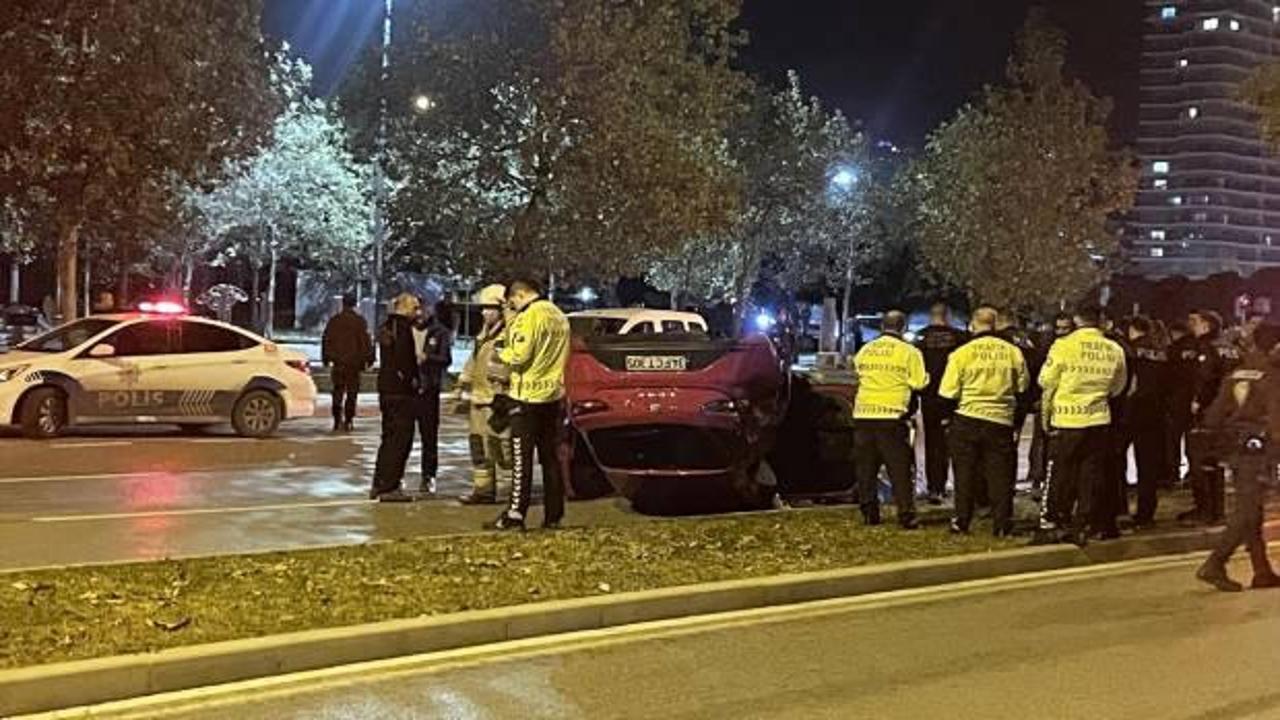 İzmir'de takla atan otomobildeki 1 kişi &ouml;ld&uuml;, 1 kişi yaralandı