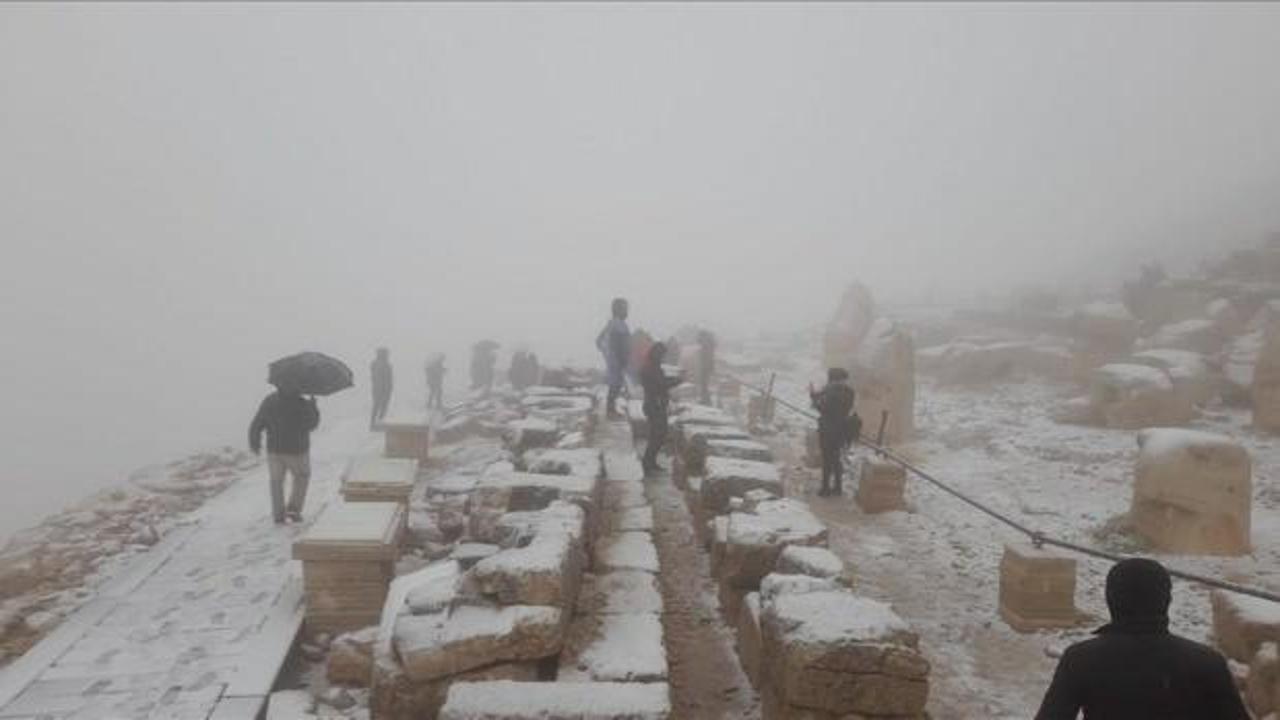 Nemrut Dağı'na mevsimin ilk karı yağdı