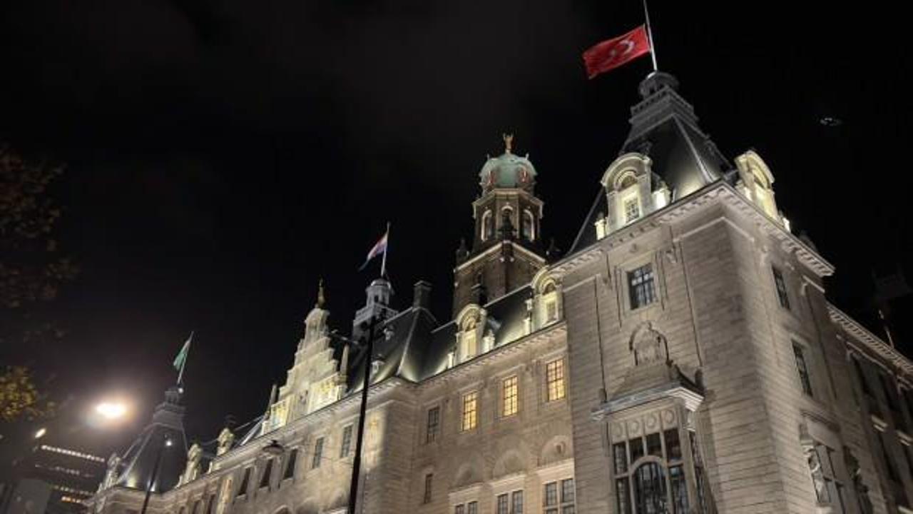 Rotterdam Belediyesi binasına Türk bayrağı asıldı