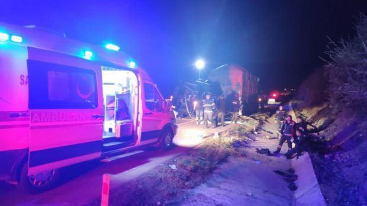 Amasya&rsquo;da tiyatro oyuncularını taşıyan minib&uuml;s tıra &ccedil;arptı: 3 &ouml;l&uuml;, 8 yaralı