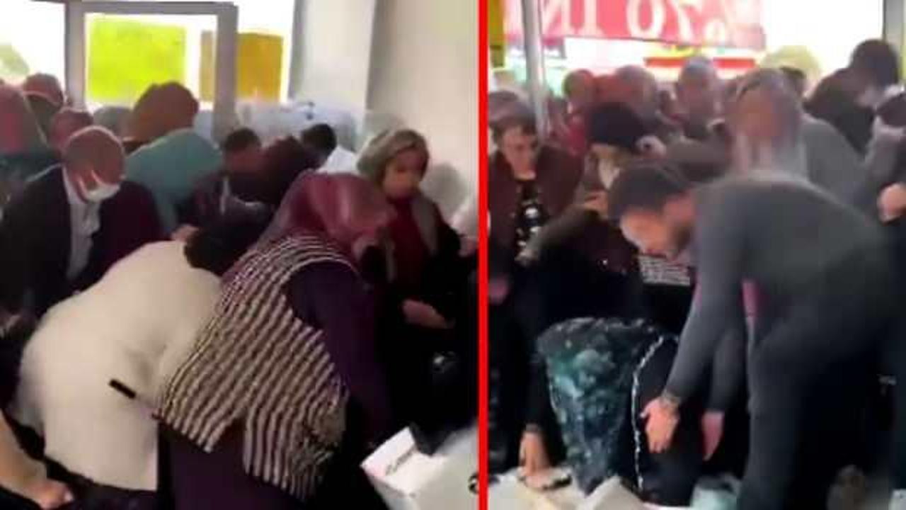 İzmir&rsquo;de indirim izdihamı: Vatandaşlar birbirini ezdi, 2 kişi hastanelik oldu