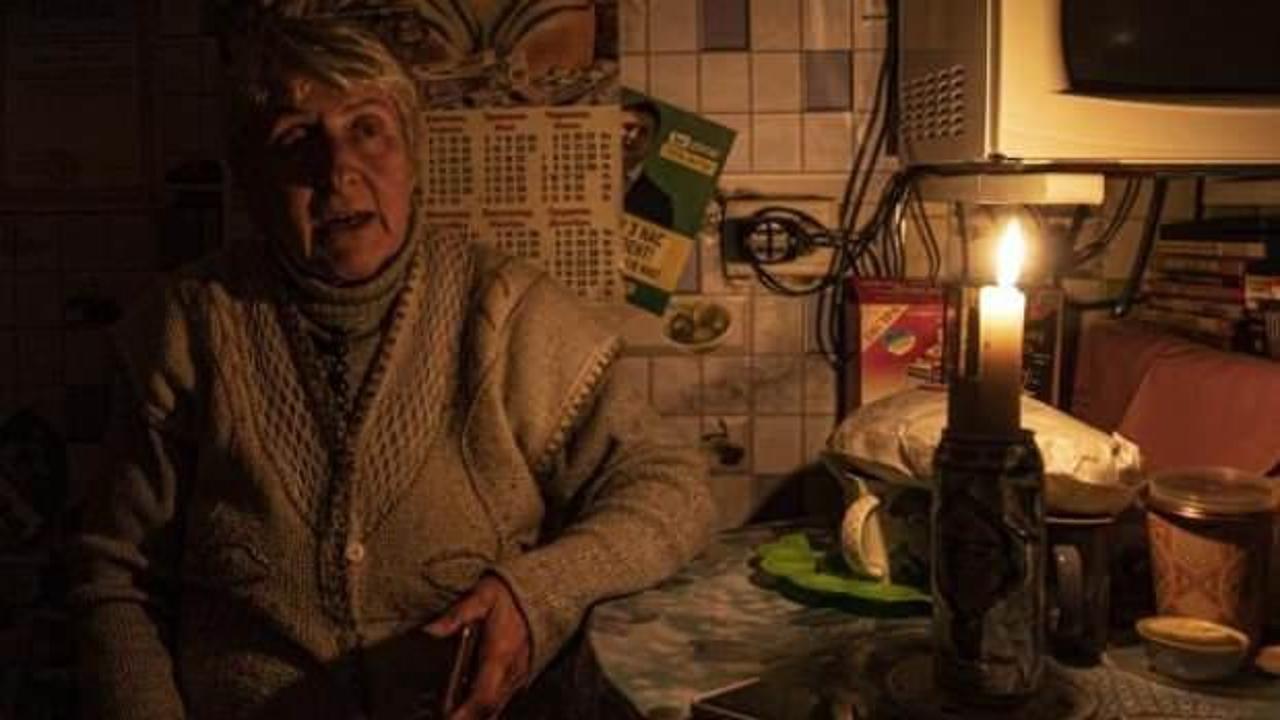 Ukrayna'da halk mumla aydınlanıyor