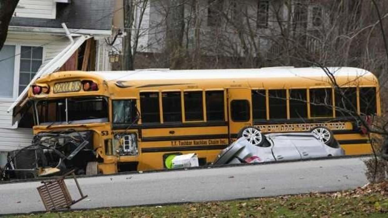 ABD'de okul servisi 2 aracın ardından eve çarptı: 14 yaralı