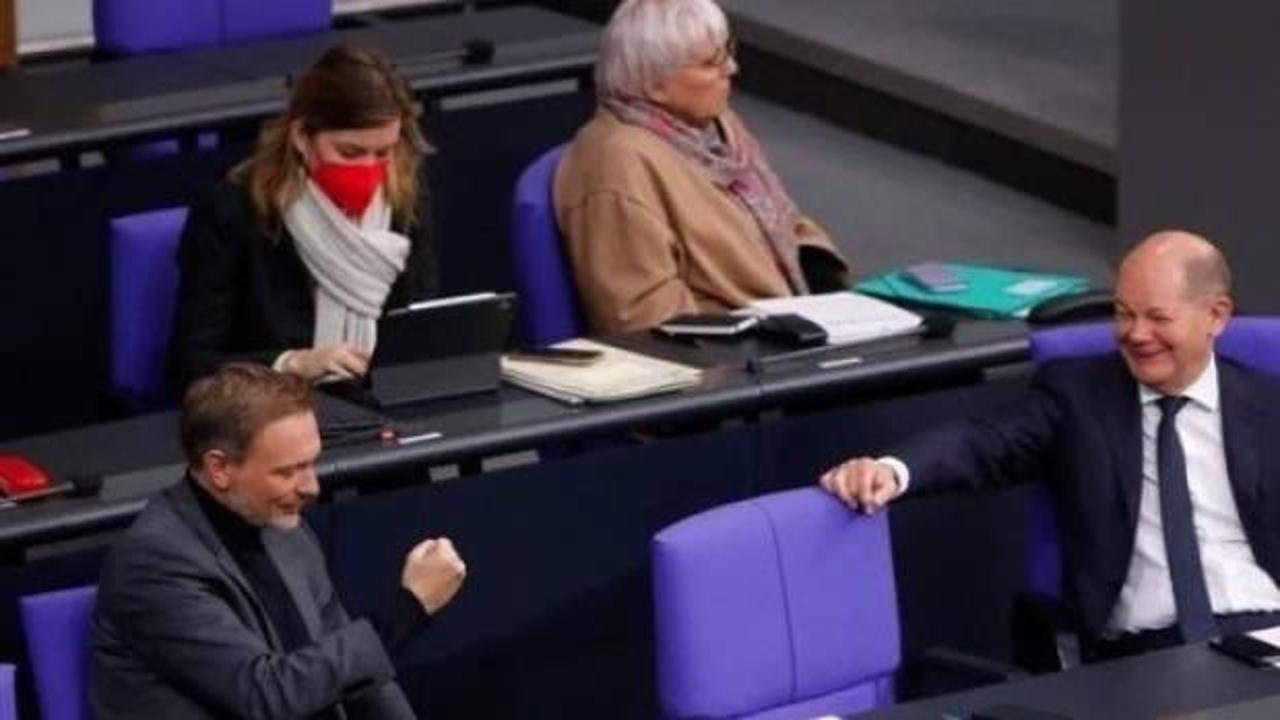Almanya'da meclisi buz tuttu! Milletvekilleri monta sarıldı