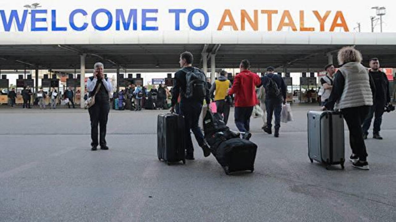 Antalya'ya havadan turist yağdı: 13 milyonu aştı