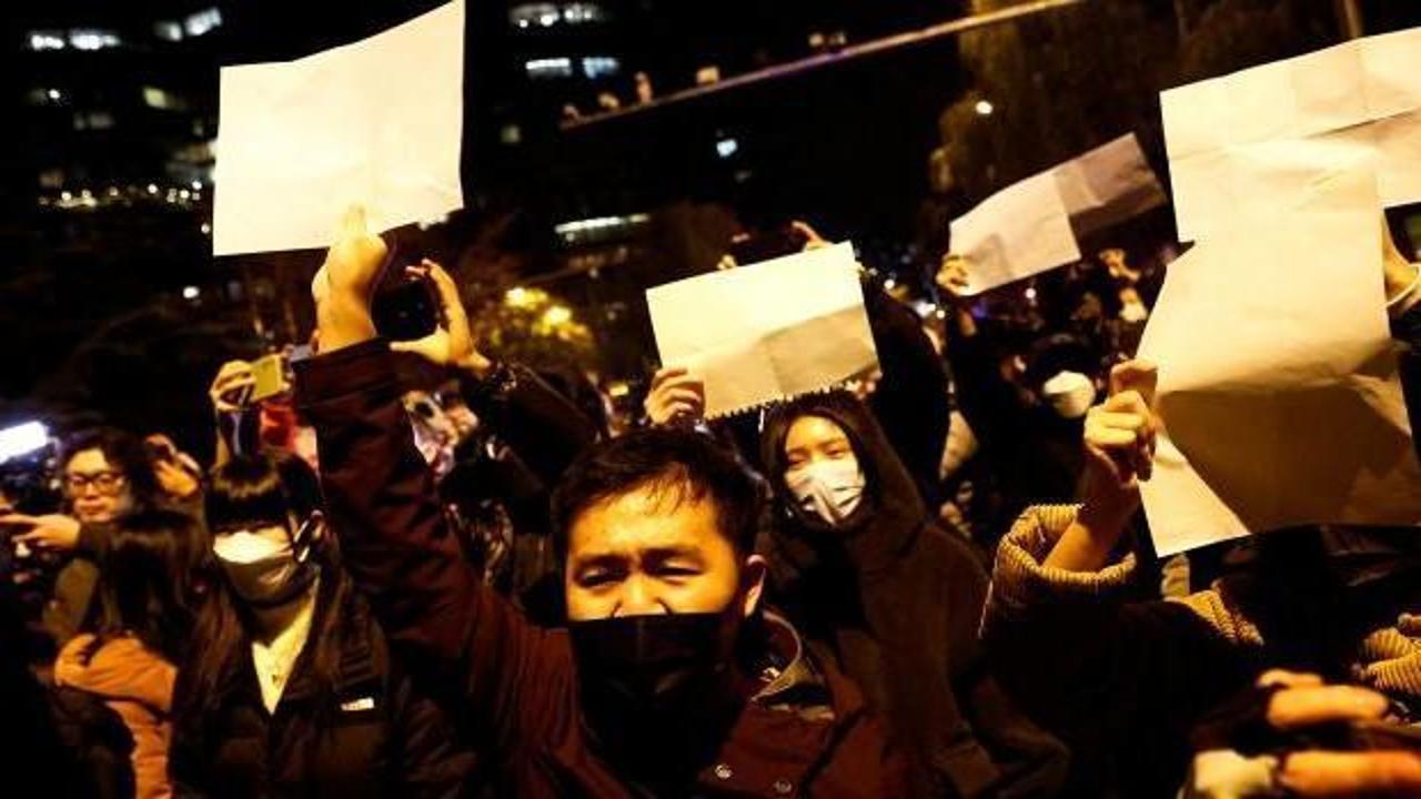Çin'deki protestocular neden boş kağıt tutuyor?