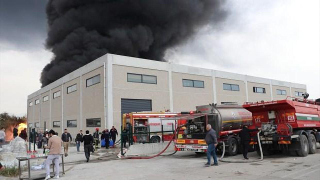 Denizli'de kimya fabrikasında çıkan yangına müdahale ediliyor