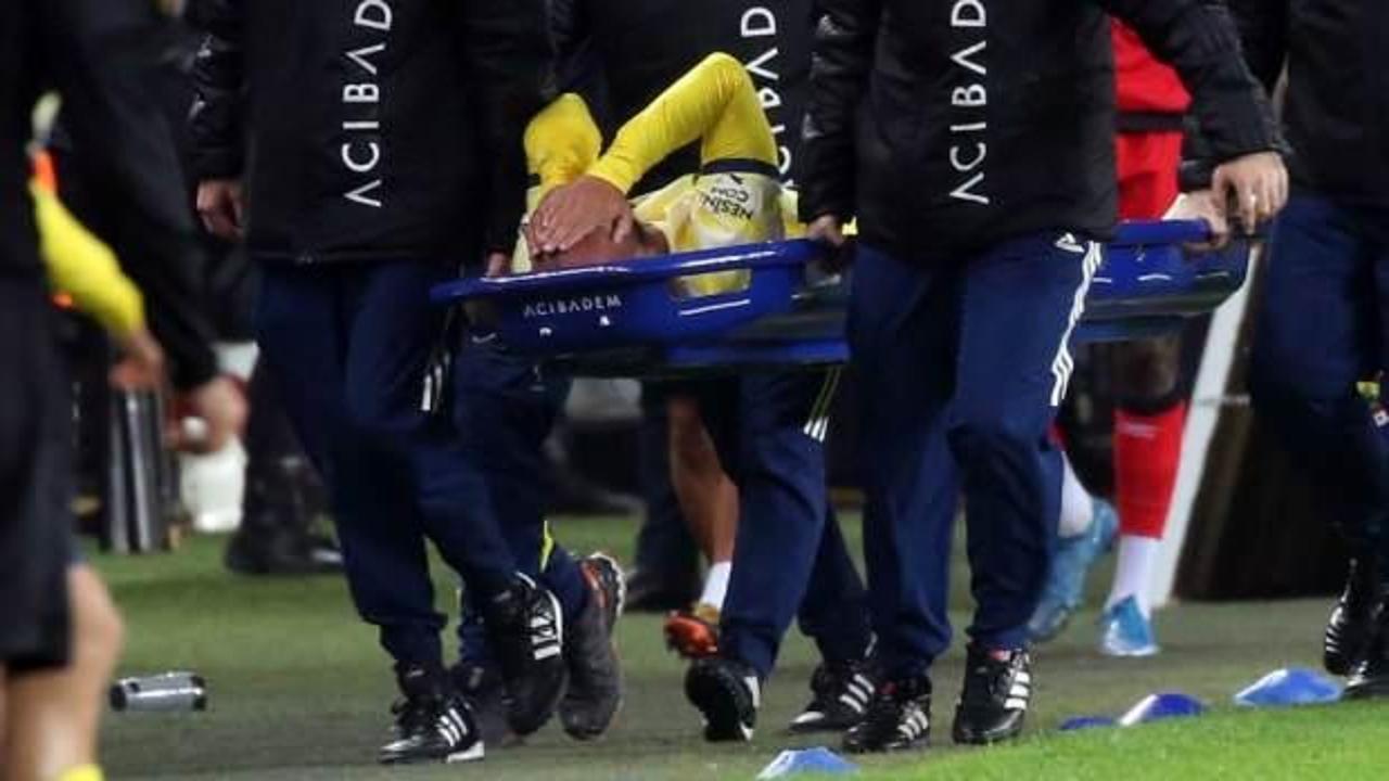 Fenerbah&ccedil;e'de şok sakatlık! Sedyeyle kenara alındı