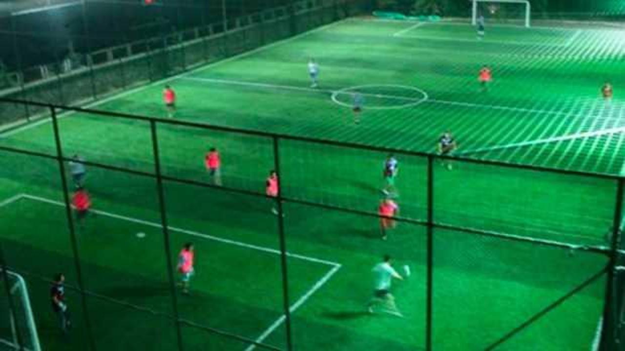 Halı saha ma&ccedil;ında kalbine yenildi