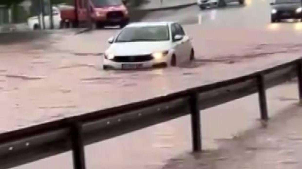 Kaş'ta yağış sele dönüştü: Caddeler nehre döndü