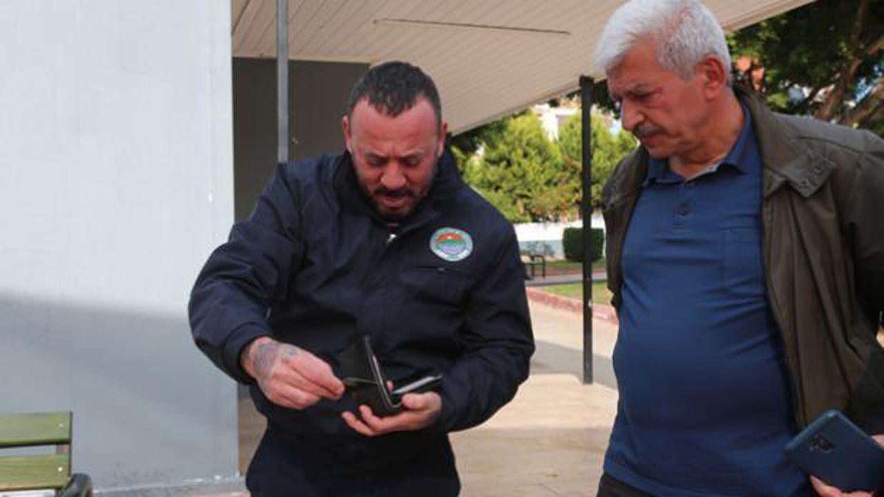 Temizlik yaparken d&ouml;viz dolu c&uuml;zdan buldu, tek kuruşuna dokunmadan sahibine teslim etti