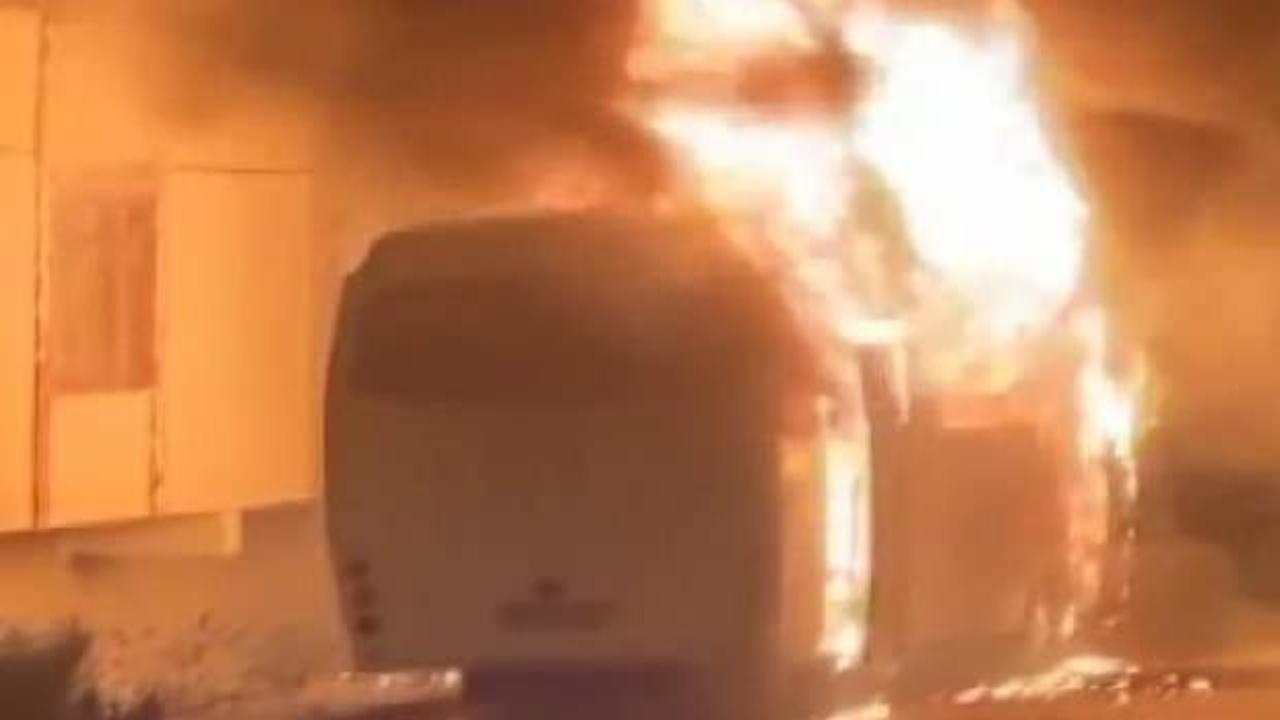 Arnavutköy'de park halindeki otobüs alev alev yandı