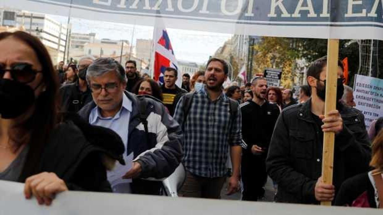 Atina'da öğretmenler maaşlarında artış talebiyle eylem yaptı