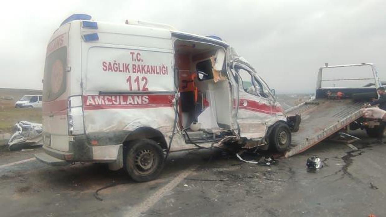 6 yaşındaki hasta çocuğu taşıyan ambulans kaza yaptı