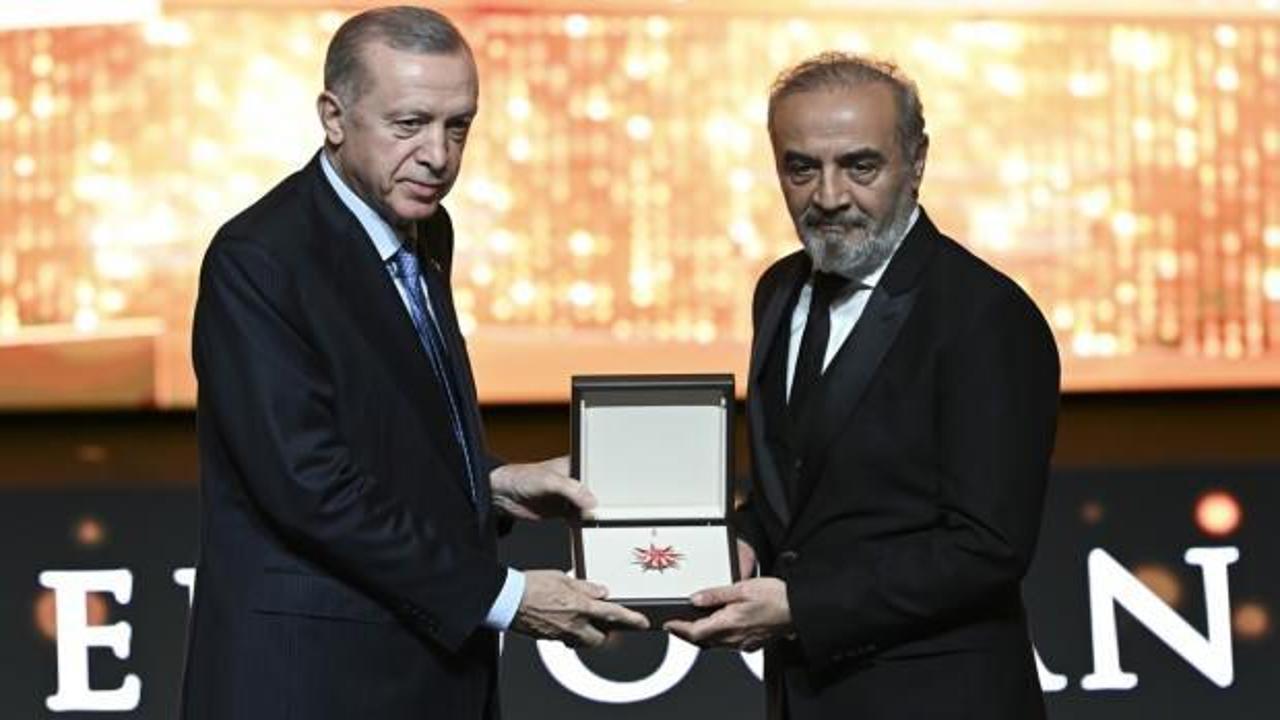 Cumhurbaşkanı'nın elinden &ouml;d&uuml;l alan Yılmaz Erdoğan'a sosyal medya linci!