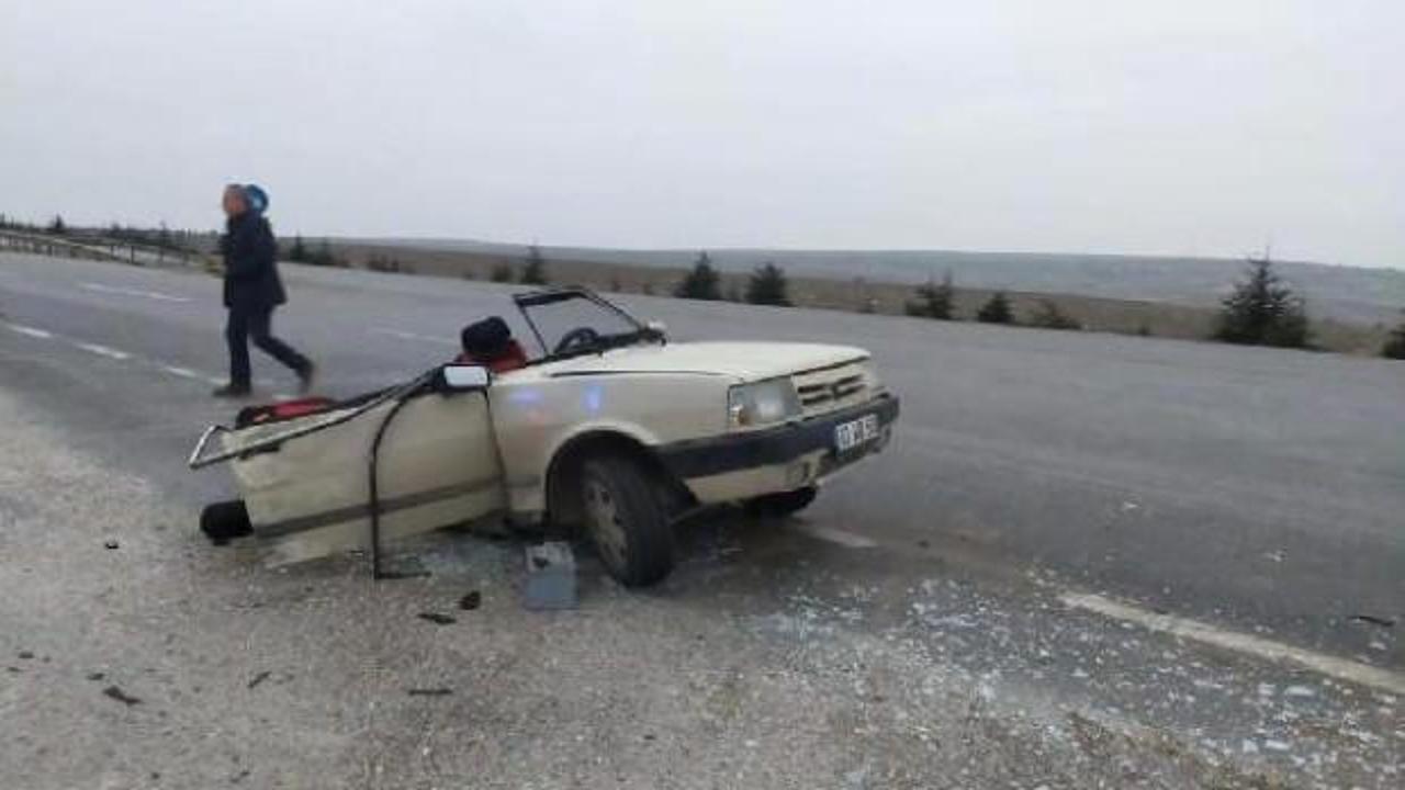 Eskişehir'de kaza sonrası ara&ccedil; ortadan ikiye ayrıldı