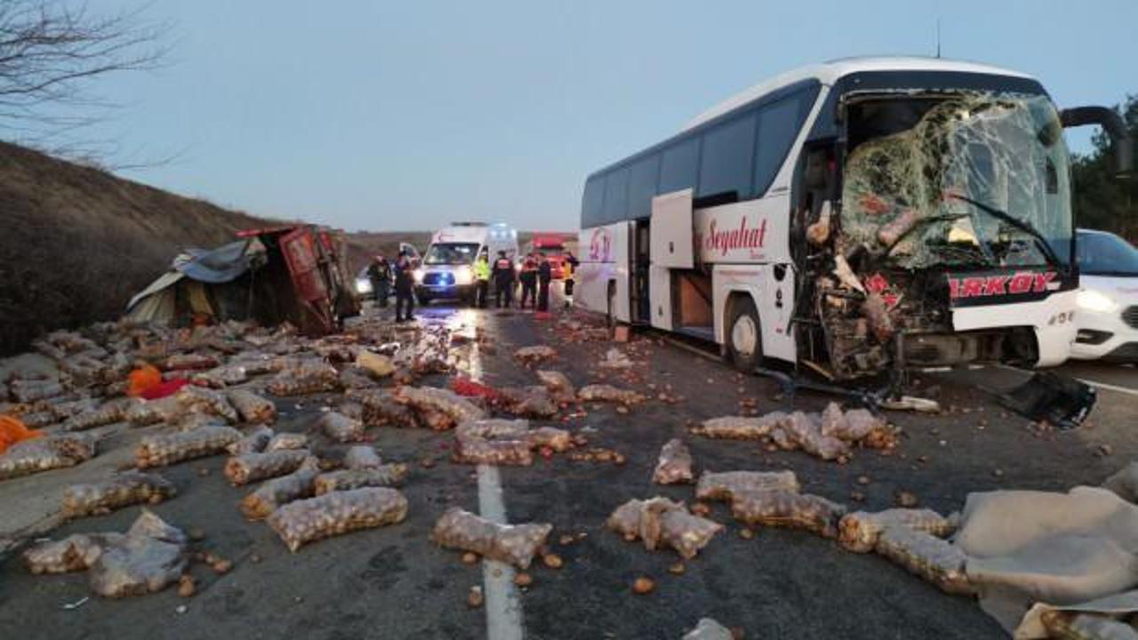 Kamyon ile otobüs çarpıştı: Kamyon şoförü ölürken iki yolcu yaralandı