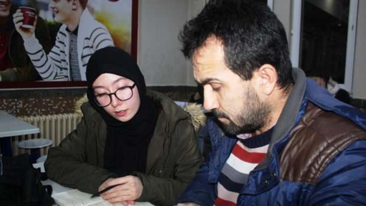 Baba kız &uuml;niversiteyi aynı sınıfta birlikte okuyor