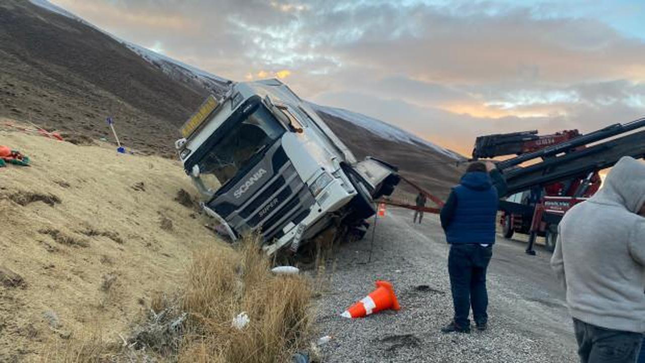  Bing&ouml;l'de feci kaza: Yan yatan tırın şof&ouml;r&uuml; &ouml;ld&uuml;