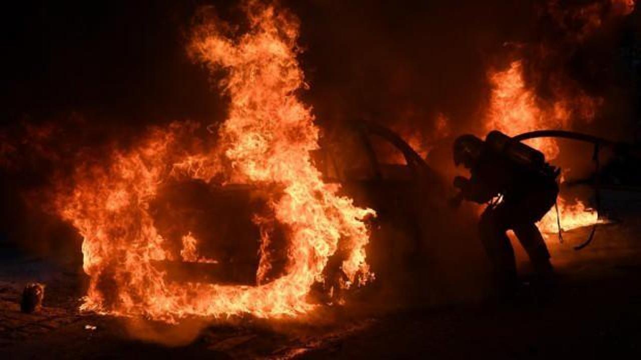 Fransa'da yılbaşı gecesi 874  araba ateşe verildi