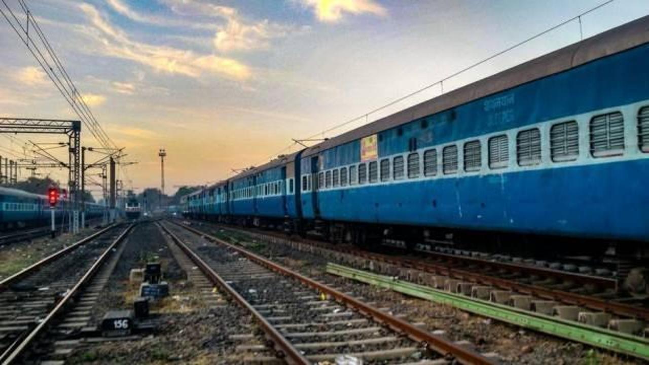 Hindistan'da ilginç olay... 28 kişi işe alınma umuduyla 1 ay boyunca tren saydı