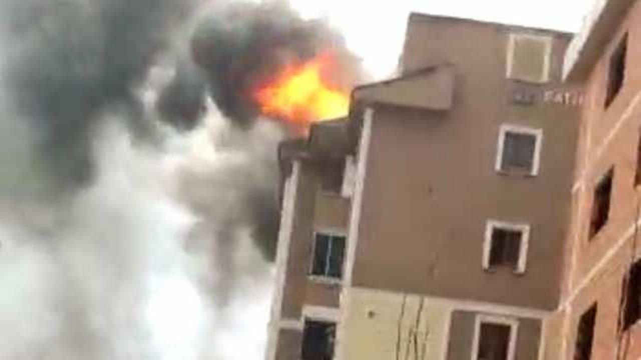Kartal'da 7 katlı binanın çatısında yangın çıktı! İşçi çatıdan inmedi