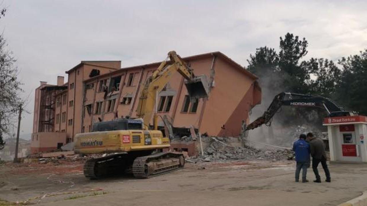 Tokat’ta akılalmaz olay! Bina yıkılırken tehlikeye aldırış etmeden para çektiler   