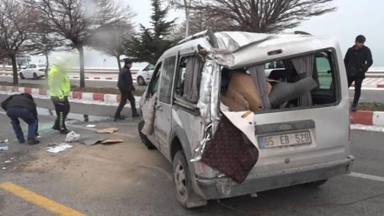 Van&rsquo;da k&ouml;peklere &ccedil;arpmamaya &ccedil;alışırken kaza yaptı: 6 yaralı 