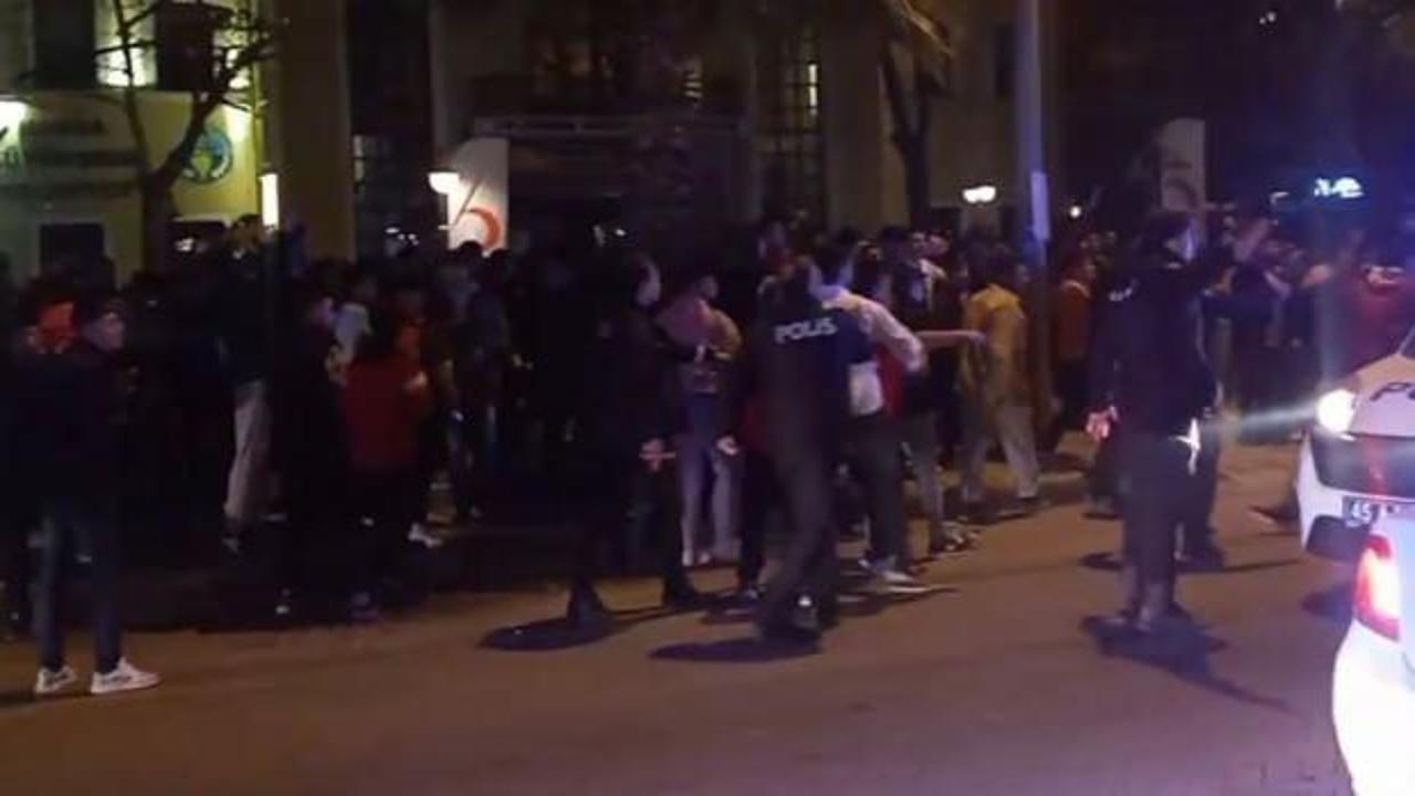 Derbi sonrası taraftarlar birbirine girdi! Polis g&uuml;&ccedil;l&uuml;kle ayırdı