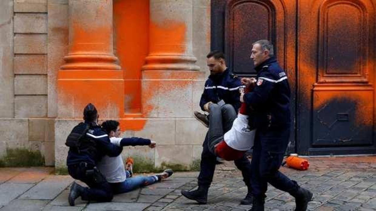 Fransa'da başbakanlık binasını boyayan aktivistlere polisten sert müdahale