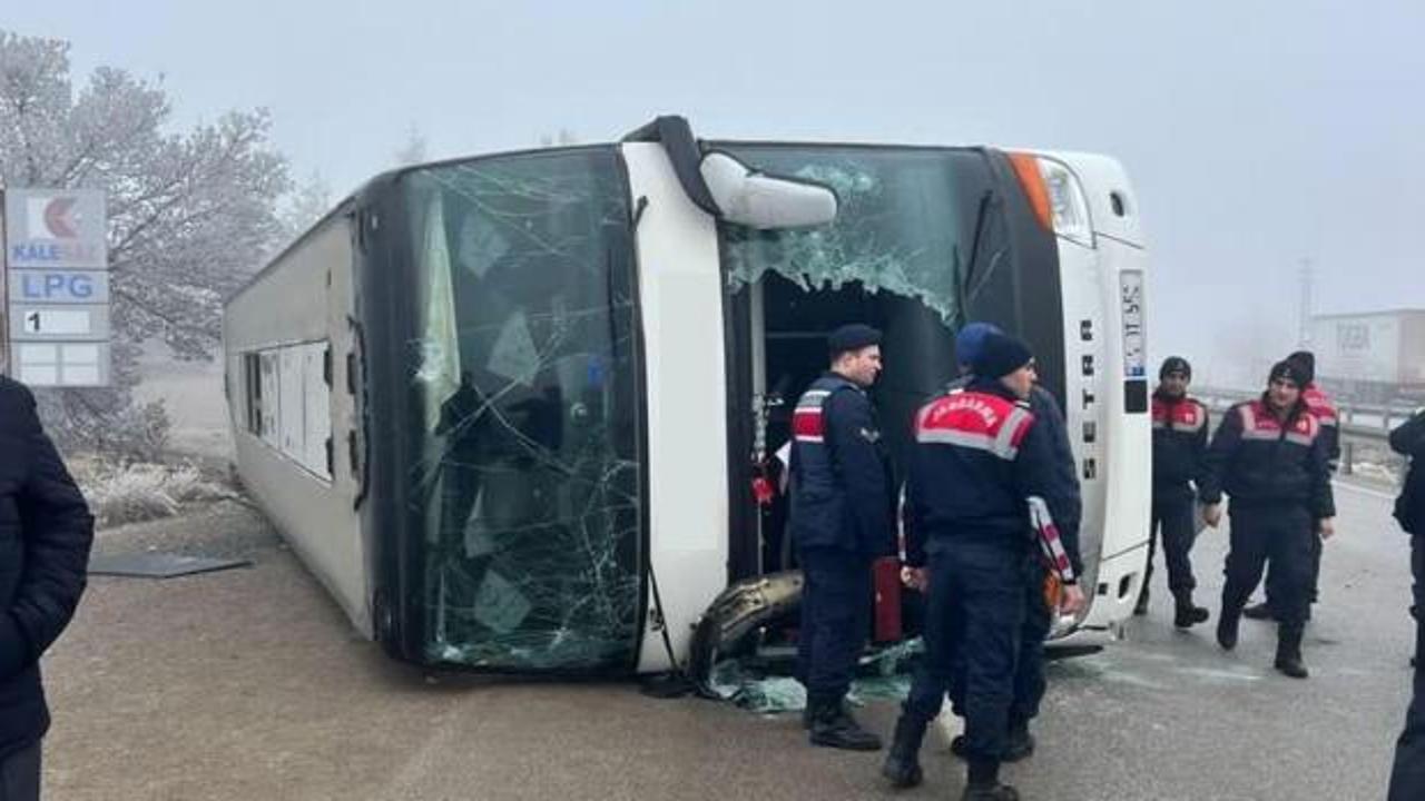 Son Dakika: Ankara'da yolcu otobüsü devrildi: Çok sayıda yaralı var!