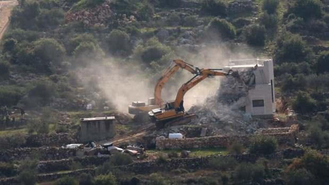 İsrail ordusu baskın yaptığı Gazze'deki Şifa Hastanesi bahçesini buldozerlerle kazıyor