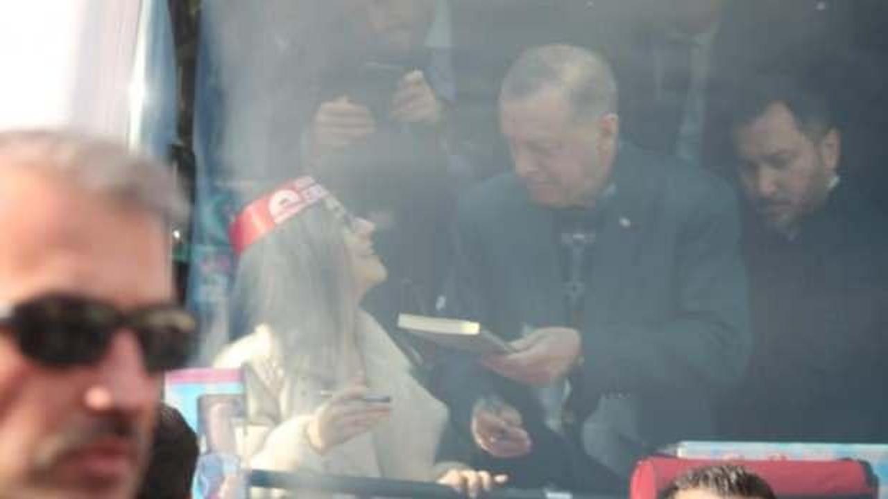 Başkan Erdoğan kitabını imzaladı! G&ouml;zyaşlarını tutamadı