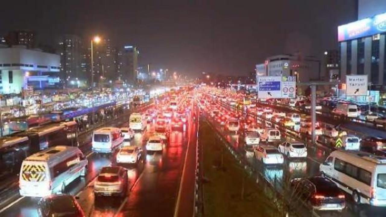 İstanbul'da trafik durdu! Yoğunluk yüzde 90'a dayandı
