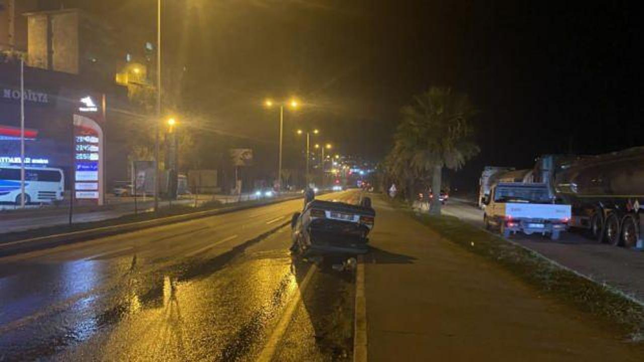 Otomobil kaldırıma &ccedil;arparak taklalar attı: 4 yaralı