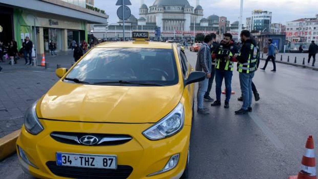 Polis ekiplerinden Taksim’de taksicilere denetim
