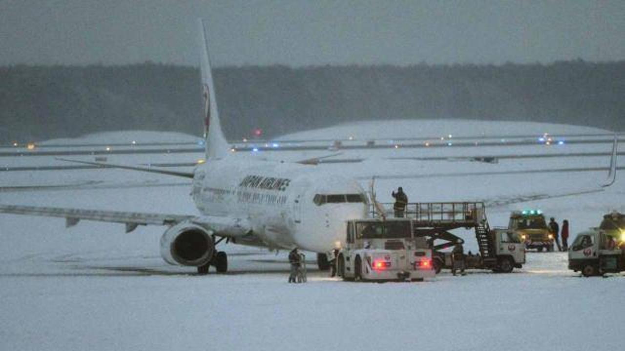 Japonya'da kar esareti: 280 uçuş iptal edildi