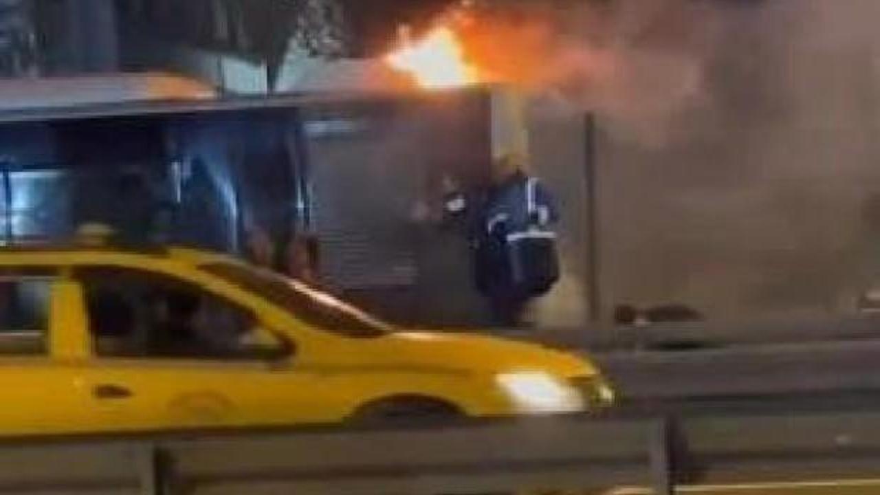 Bakırköy'de metrobüs yangını!