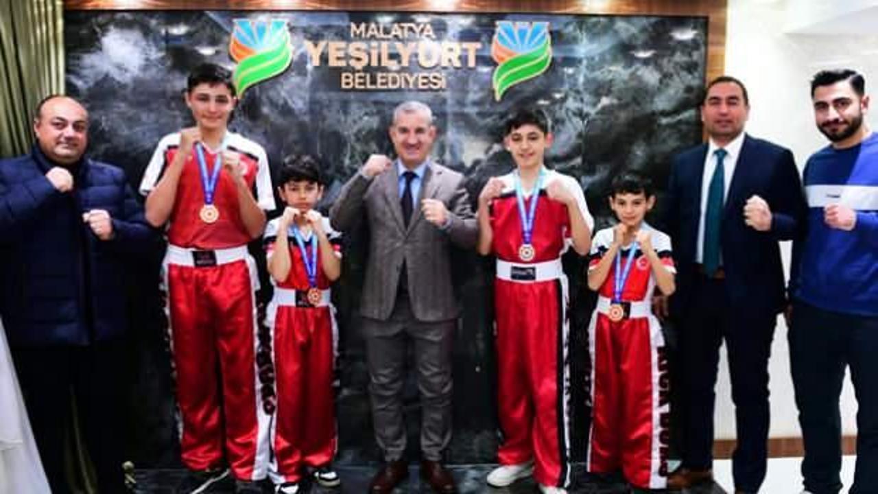 Başkan Mehmet &Ccedil;ınar, Yeşilyurt Belediyespor'un şampiyon kick-bokscularını ağırladı