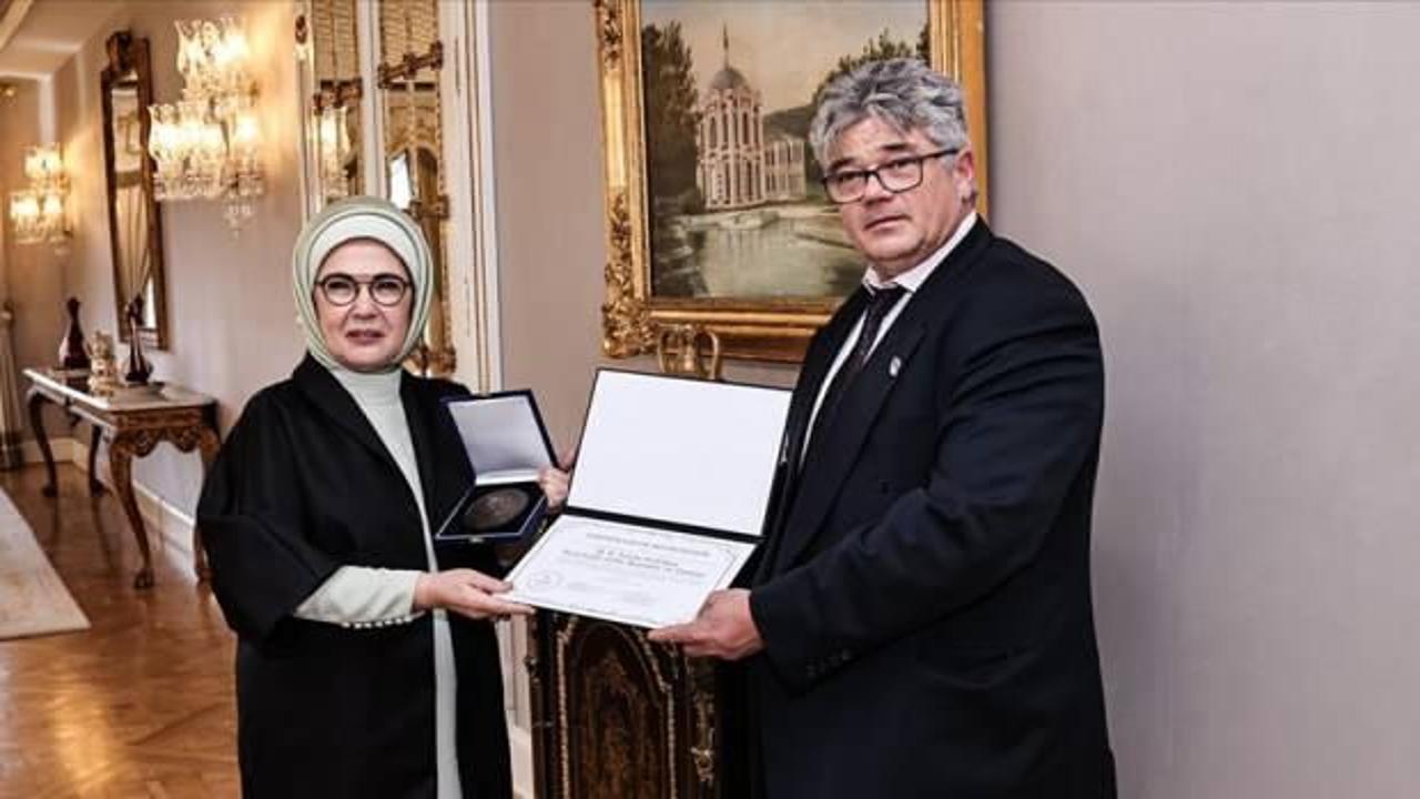 Emine Erdoğan'a Uluslararası Apiterapi Federasyonunca "Dr. Beck &Ouml;d&uuml;l&uuml;" takdim edildi
