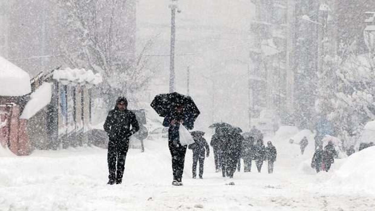 Okullar tatil mi? Kar yağışı sonrası 10 Ocak Salı günü için peş peşe okullara ara verildi