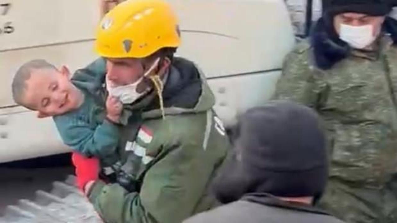 2 yaşındaki Yavuz, 159'uncu saatte enkazdan g&uuml;l&uuml;mseyerek &ccedil;ıktı