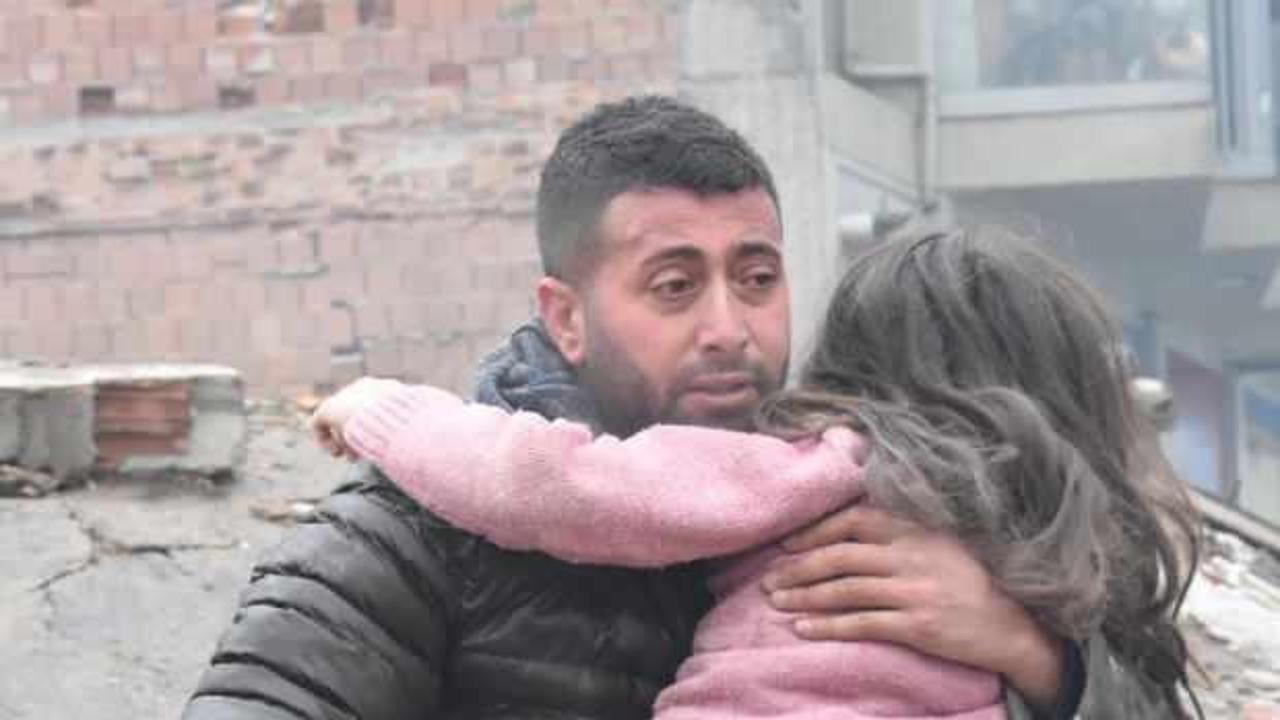 Baba ve 2 &ccedil;ocuğu, enkazdan 2,5 saat sonra sağ &ccedil;ıkarıldı! 