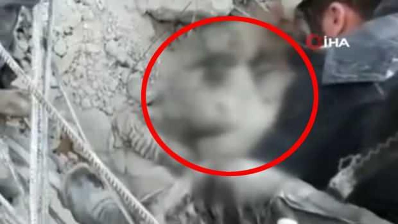 Babasının siper olduğu &ccedil;ocuk enkazdan &ccedil;ıkarıldı