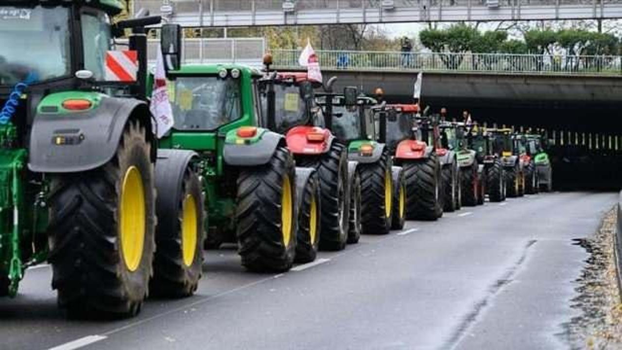 Fransız çiftçiler traktörlerle Paris'i bastı